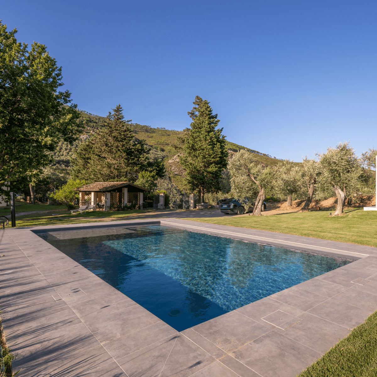 Zwembad en prieel vakantievilla Toscaanse heuvels